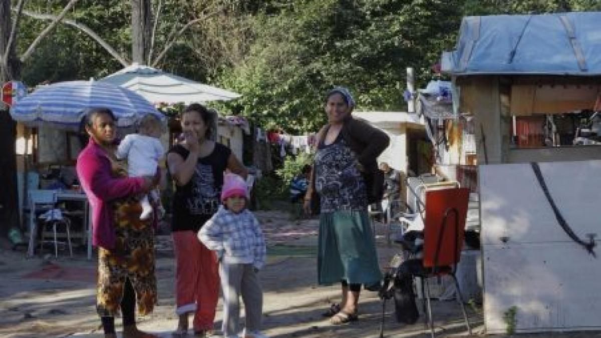 Zeci de romi protestează în Franţa, după ce au fost evacuaţi dintr-o tabără ilegală de lângă Paris