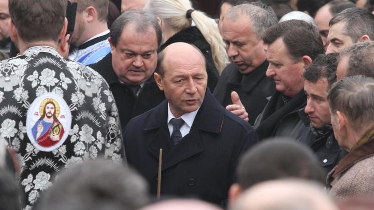 Băsescu, Udrea, Blaga, Boureanu, Oltean şi restul liderilor PDL sunt prezenţi la funeriliile soţiei lui Gheorghe Flutur