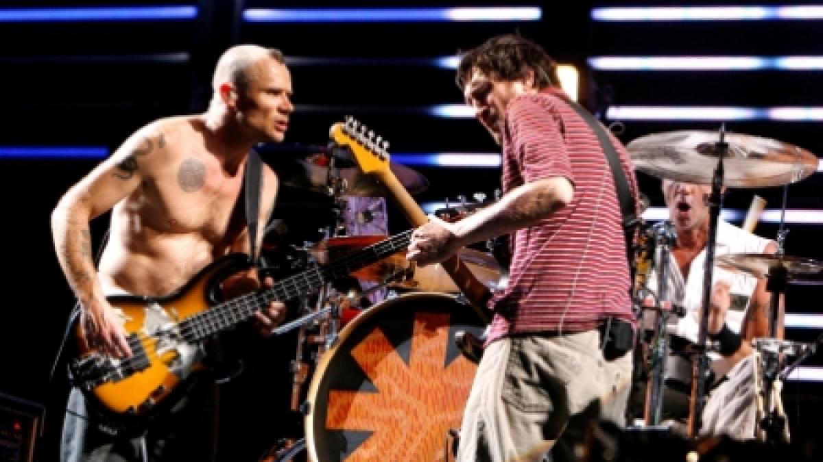 Red Hot Chili Peppers a ajuns la Bucureşti. Membrii trupei au venit cu un avion privat 