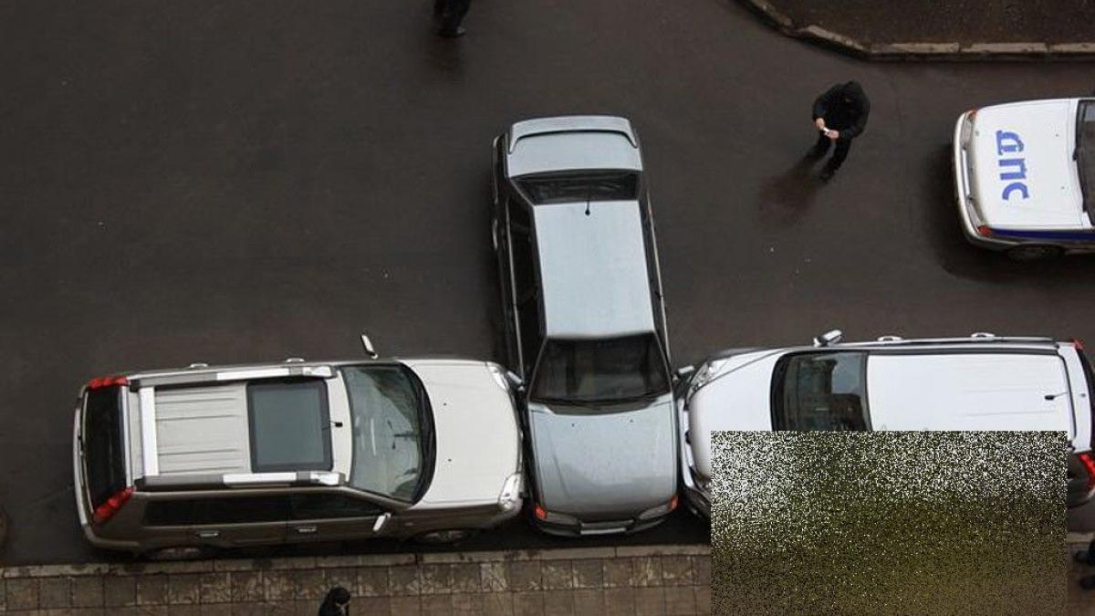 Zici că s-a întâmplat în spatele blocului, în Berceni. Parcare ca asta, mai rar o să vezi