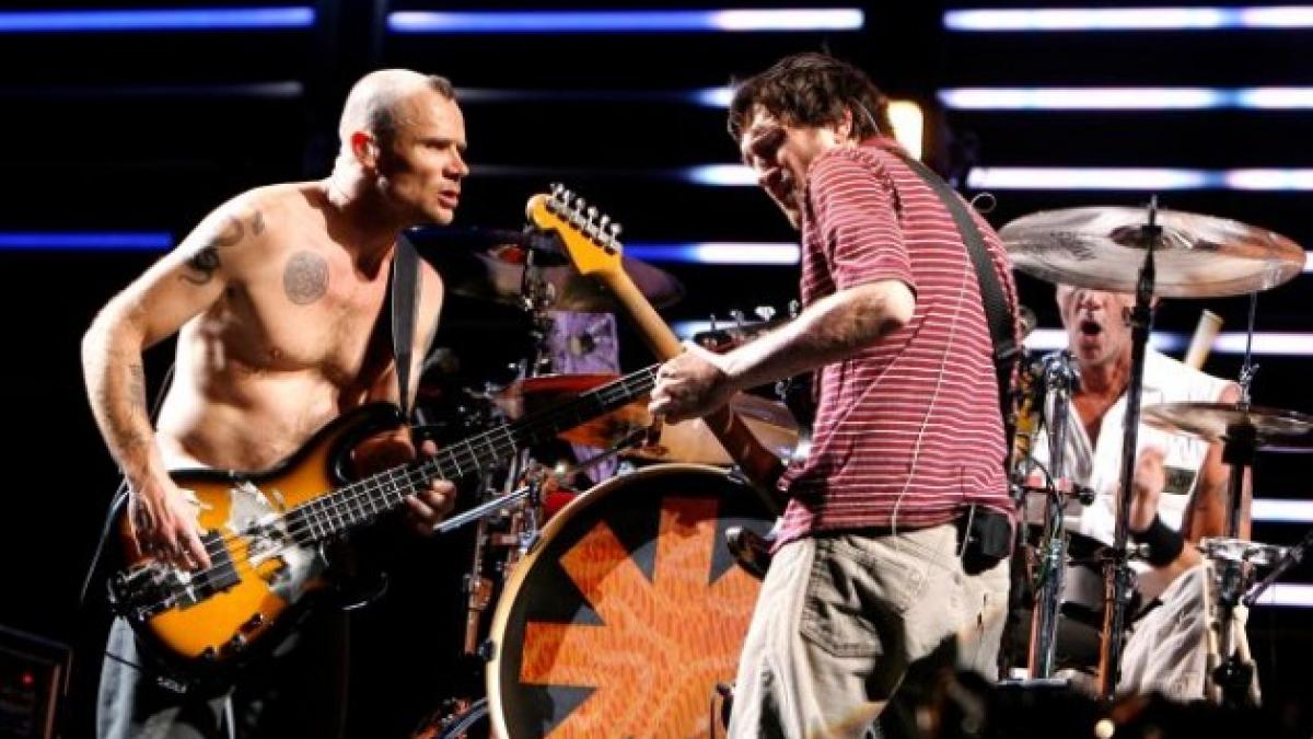 Azi e ziua cea mare pentru 45.000 de români. Ce-au făcut rockerii de la Red Hot Chili Peppers după ce au ajuns în România