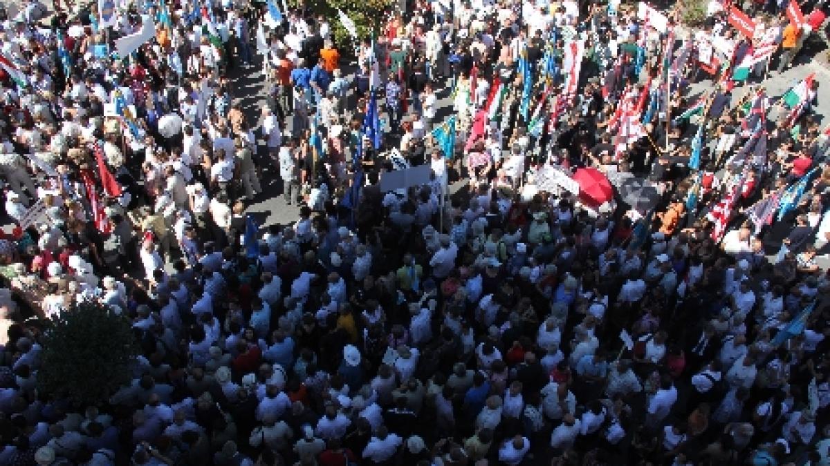 Sfântu Gheorghe. Aproximativ 25.000 de maghiari participă la protestul organizat în cazul retrocedării Colegiului Szekely Miko