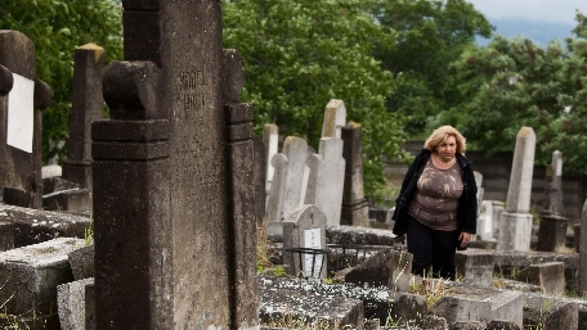 Bistriţa. Poliţiştii au demarat o anchetă după ce 29 de cruci din cimitirul municipal au fost distruse sau deteriorate