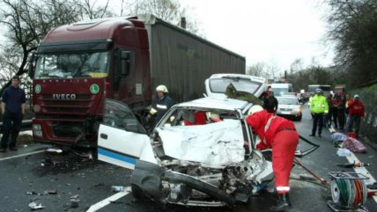 Coloana de maşini a depăşit o jumătate de kilometru pe centura Capitalei. Un TIR şi o maşină s-au ciocnit