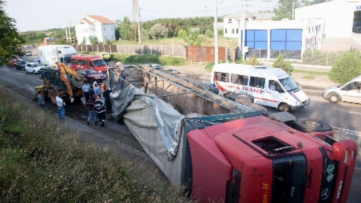 MOARTE CRUNTĂ. A fost strivit de un tir în timp ce mergea cu maşina pe centura Ploieştiului