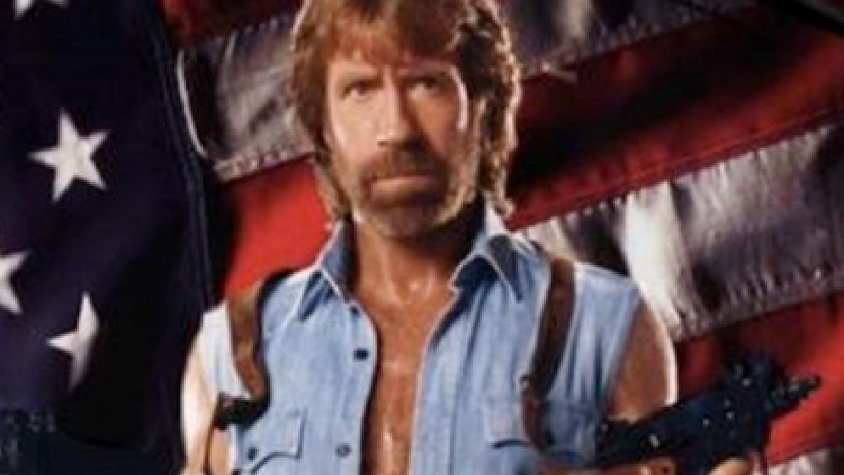 Obama, ai grijă! Ai mare grijă! Chuck Norris e pe urmele tale