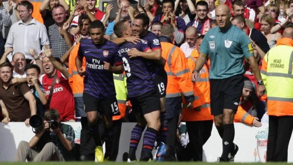 Premier League: Arsenal câştigă la Liverpool. Van Persie, hattrick pentru Man. United