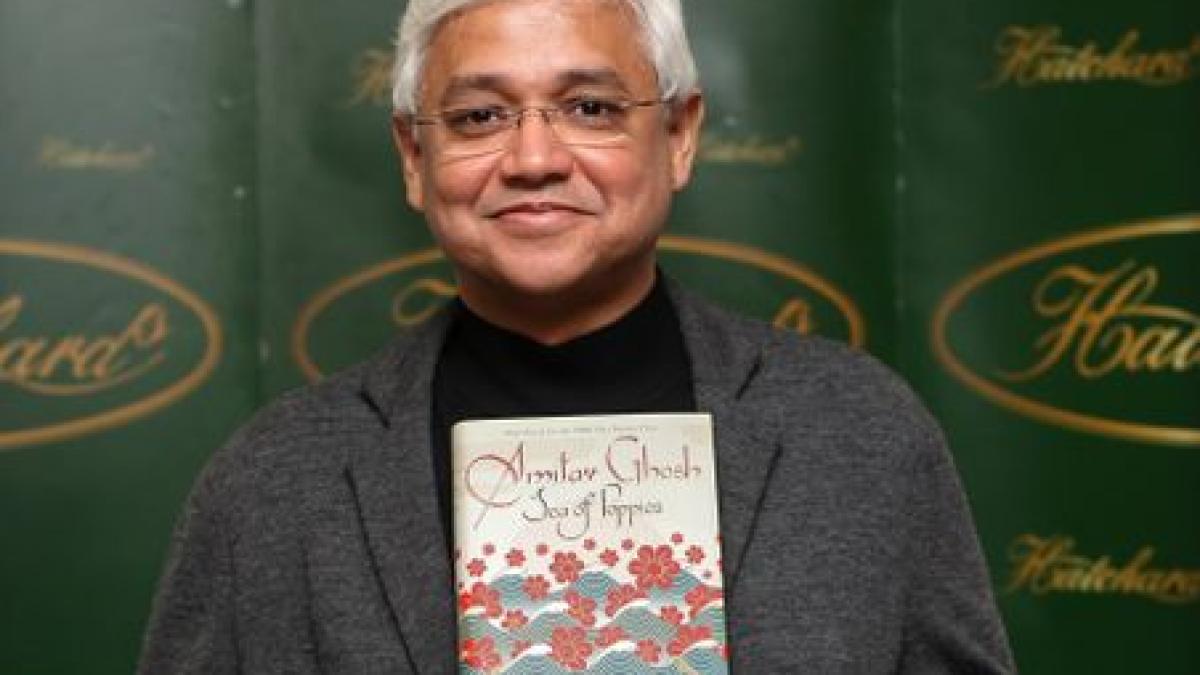 Celebrul scriitor Amitav Ghosh şi-a anulat vizita în România, spunând că a fost insultat de un consul român