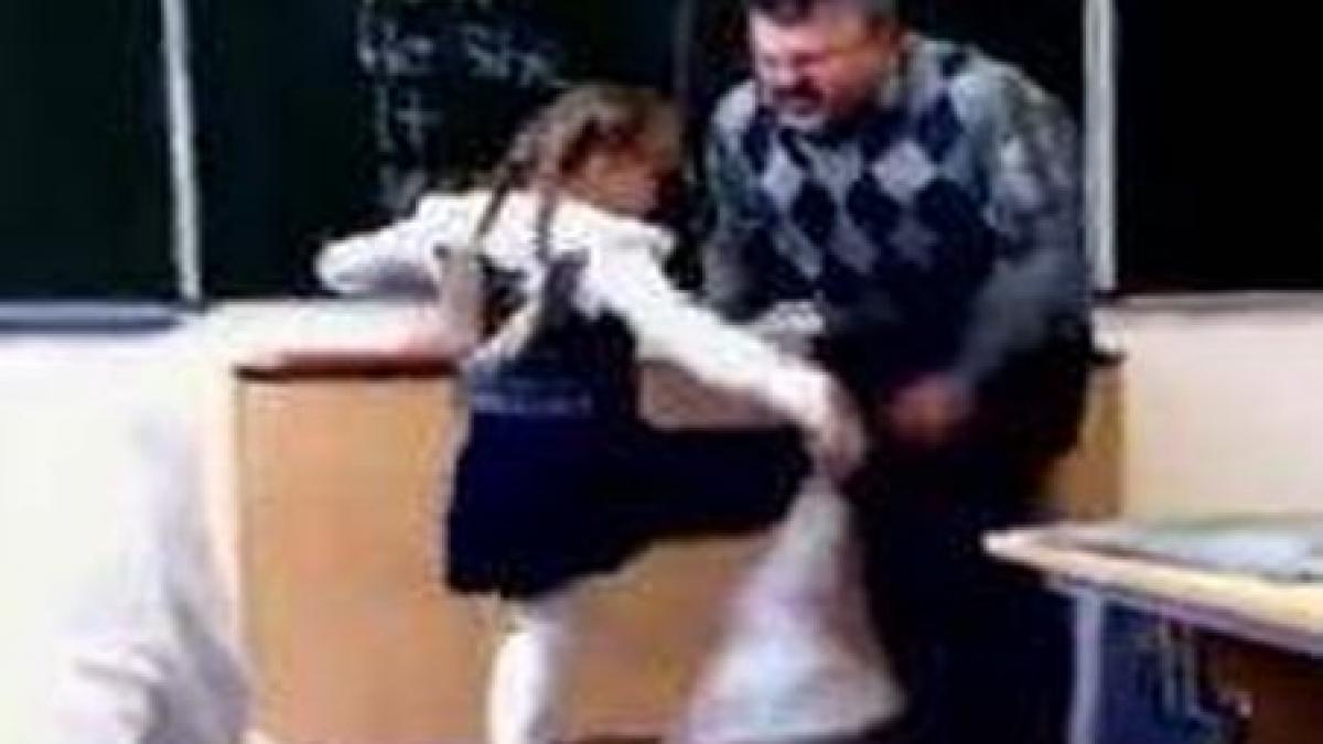 I-a predat &quot;VIOLENŢA&quot;, eleva şi-a învăţat lecţia. Răzbunarea fetiţei care a refuzat să fie umilită de profesor în faţa întregii clase