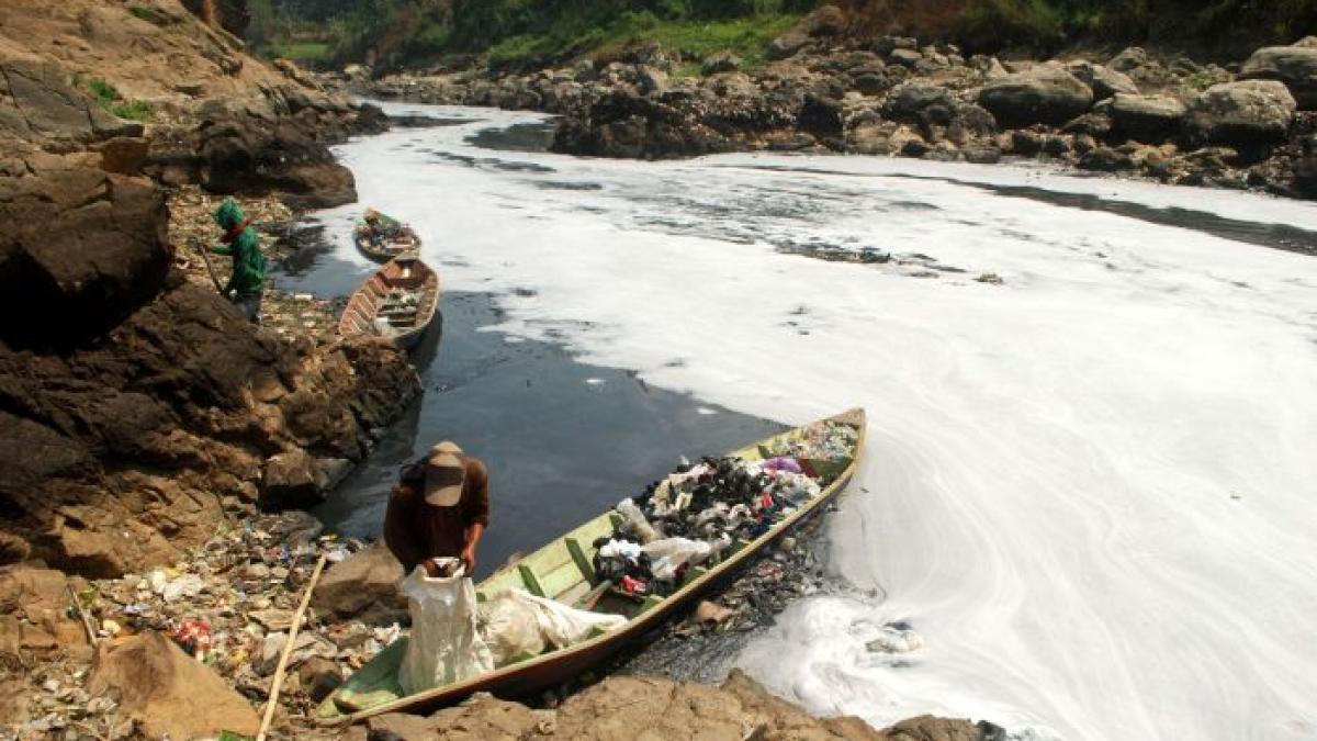 &quot;Cel mai poluat râu din lume&quot; pune în pericol viaţa a milioane de indonezieni