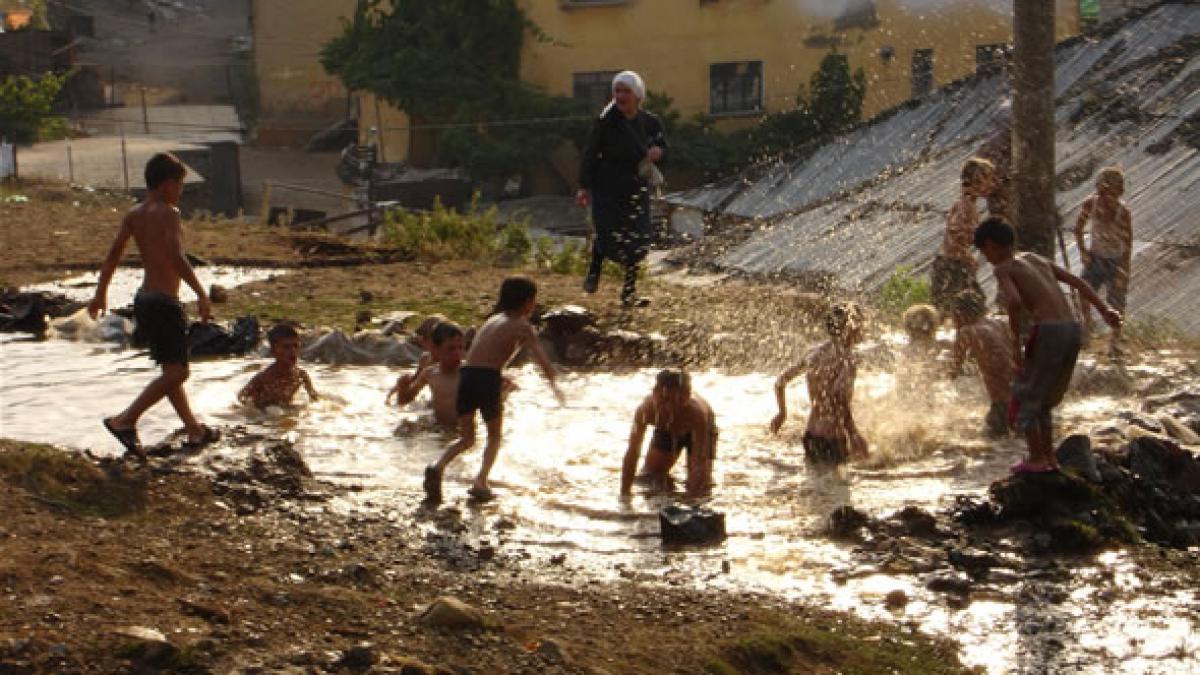 Cum va fi România întrecută în 2013 de cea mai SĂRACĂ ţară din UE. Proiectele care îi salvează din mizerie