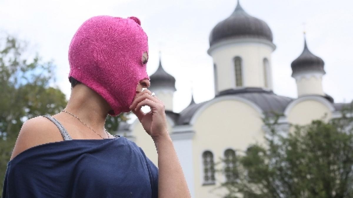 Trupa activistă Pussy Riot a realizat un nou videoclip în care incendiază un portret al lui Vladimir Putin