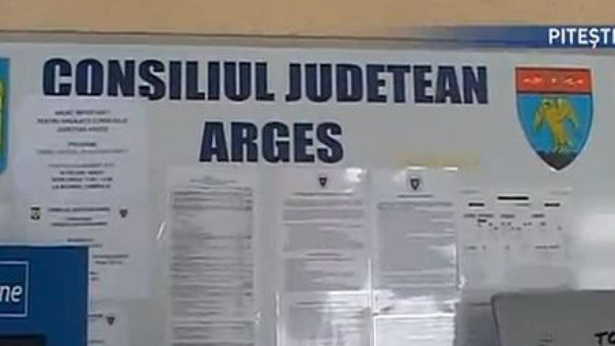 Mai mulţi angajaţi ai CJ Argeş, citaţi la DNA în urma percheziţiilor efectuate la sediul instituţiei