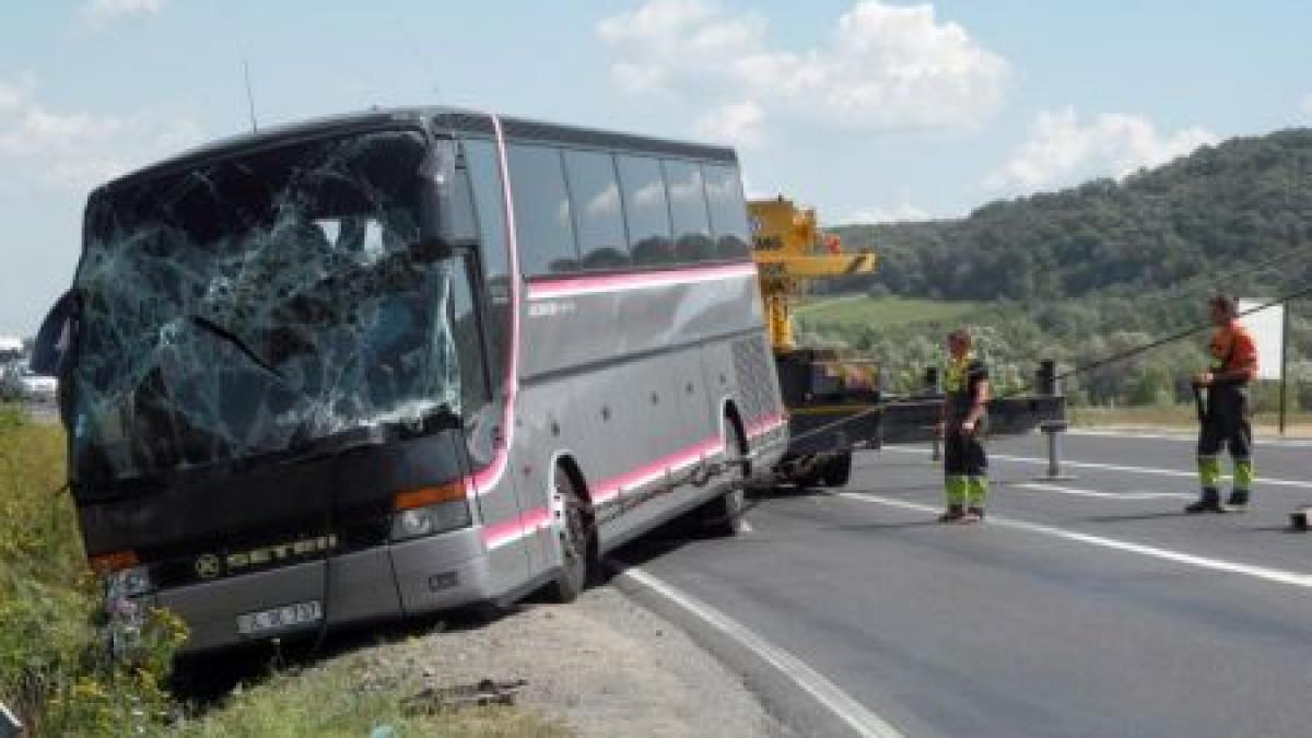 Un autocar polonez s-a răsturnat în estul Franţei. Cel puţin trei persoane au murit şi alte şase au fost grav rănite