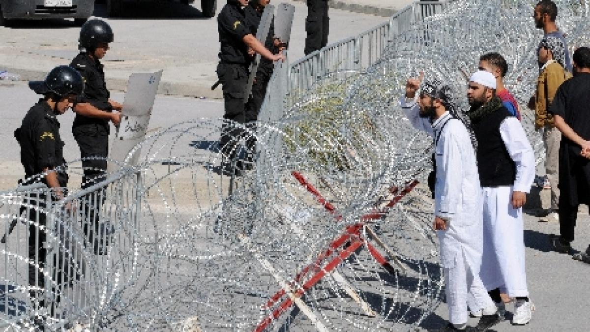 Ambasada SUA din Tunis, invadată de protestatari. Au ars steagul american şi au arborat unul negru