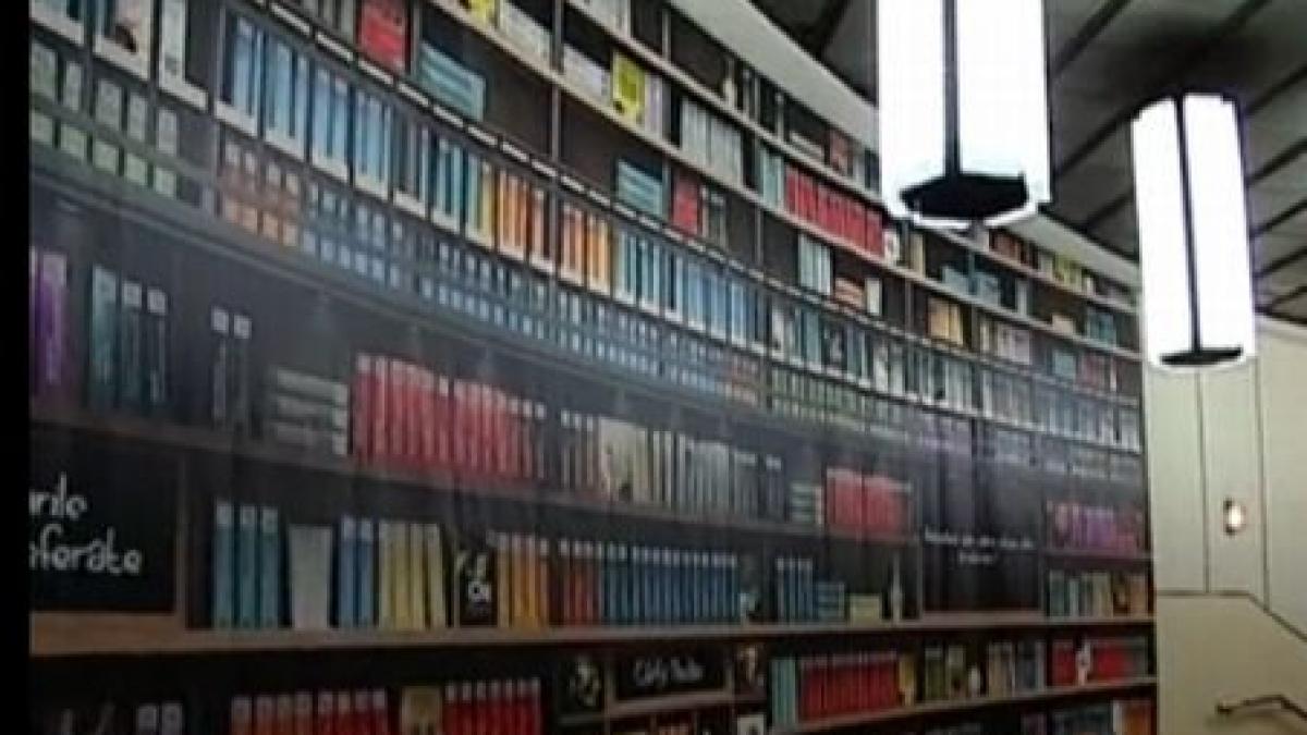 Bunul simţ a părăsit România. Mini-biblioteca de la metrou a fost furată, deşi cărţile erau legate cu lanţuri