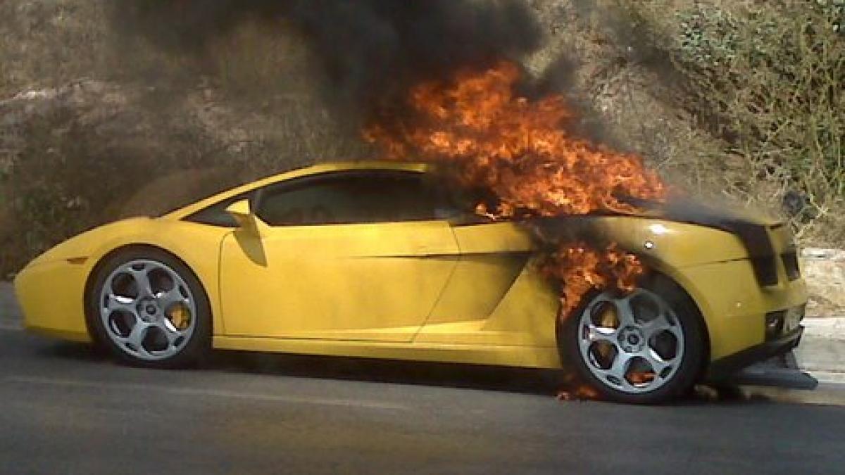 Peste o mie de Lamborghini Gallardo, în pericol să ia foc din mers