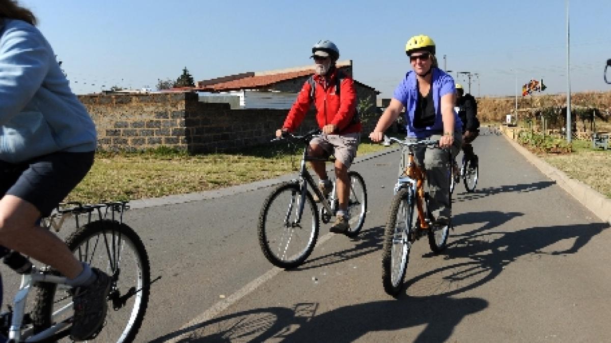 Doar în România: Mai mulţi turişti care fac turul Europei pe biciclete au fost atacaţi de romi