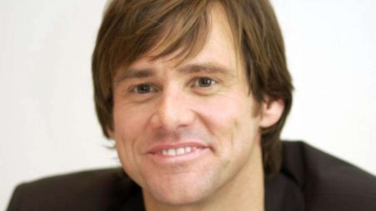 Jim Carrey, fotografiat în compania noii sale iubite, pe o plajă din Malibu. Cine este misterioasa femeie?