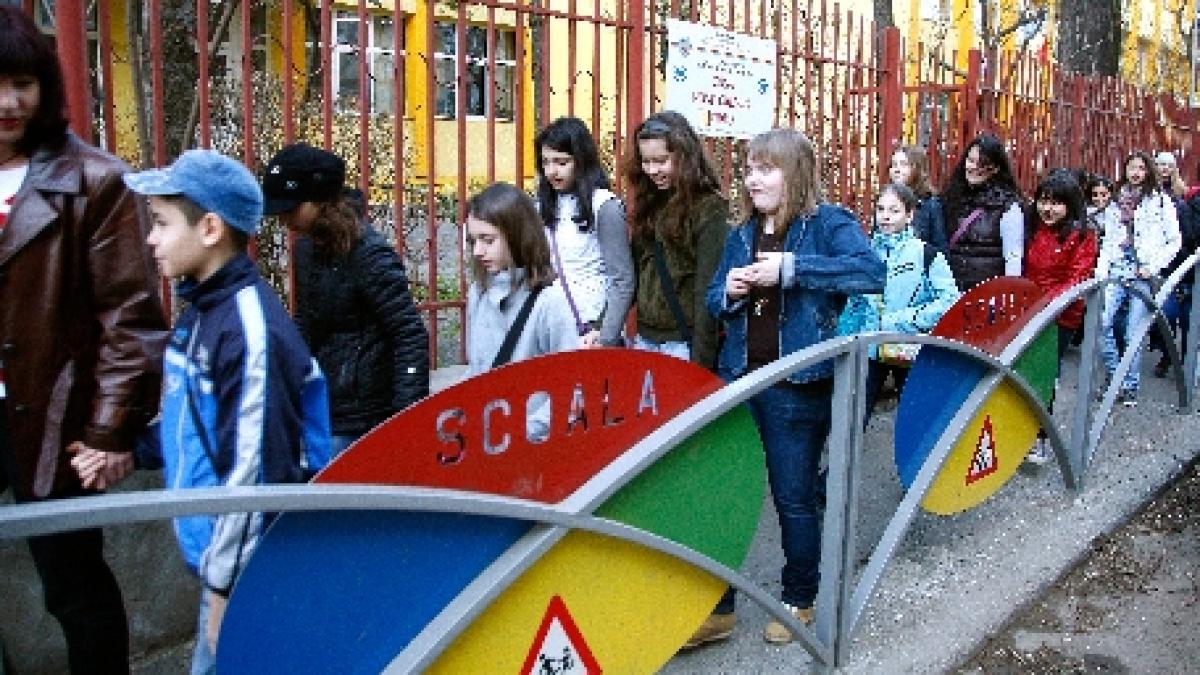 Poliţia Rutieră recomandă bucureştenilor să circule cu mijloace de transport în comun în prima zi a anului şcolar