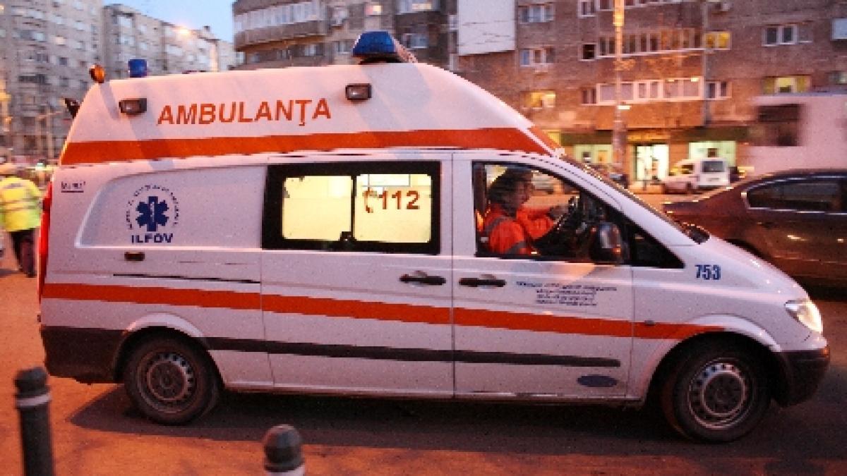 Un copil de 4 ani şi părinţii acestuia au ajuns la spital, în urma unui accident rutier