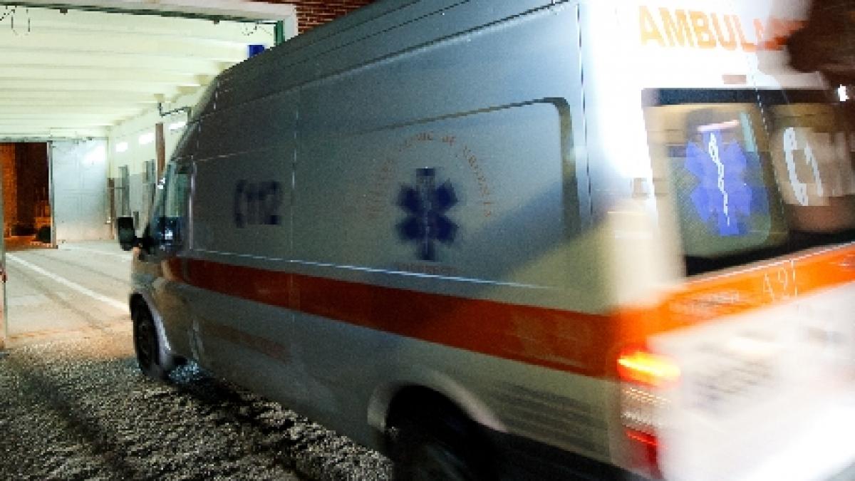 Vaslui. Două fetiţe, de 9 şi 13 ani, au ajuns la spital în stare gravă, după ce au intrat cu mopedul într-un stâlp