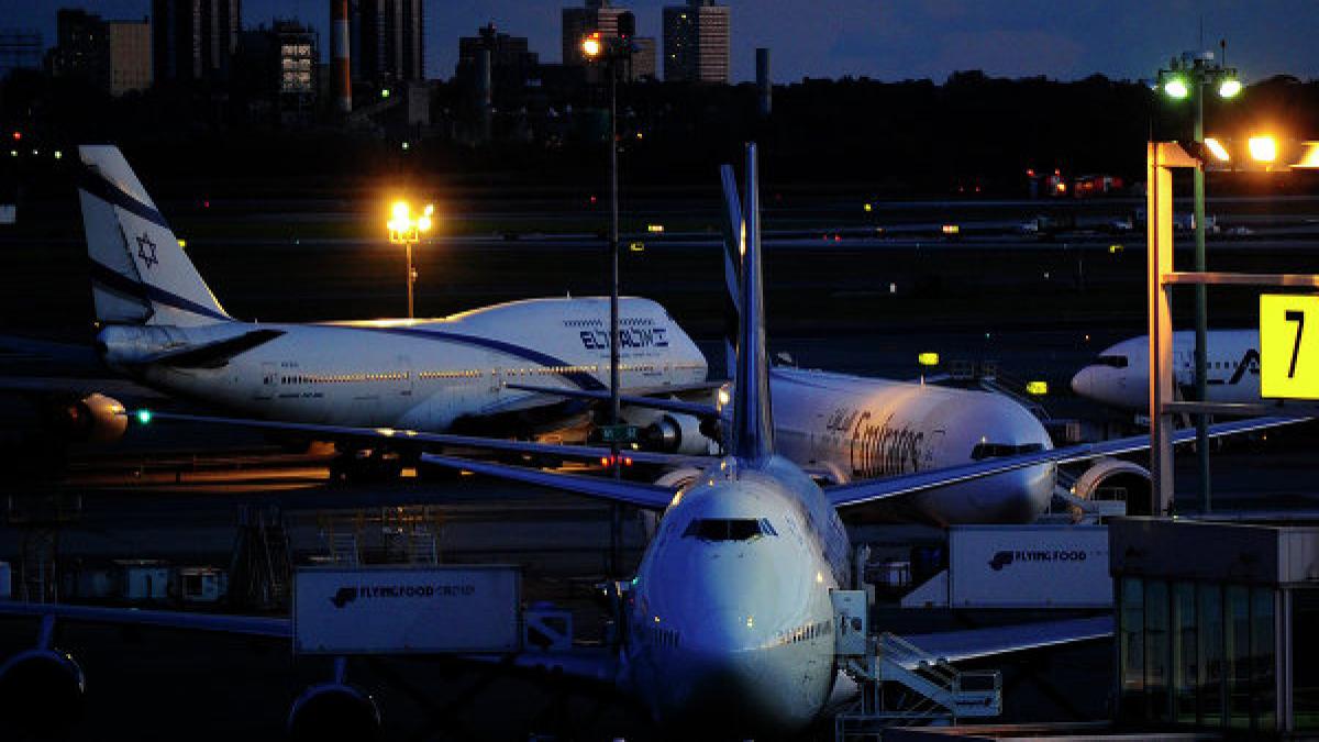 Alertă teroristă pe aeroportul JFK. Două avioane au fost reţinute la sol