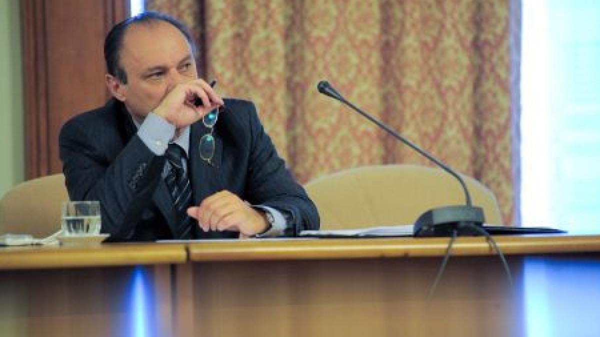 Fostul ministru al Agriculturii, Ioan Avram Mureşan, eliberat din închisoare pentru a participa la înmormântarea fiului său