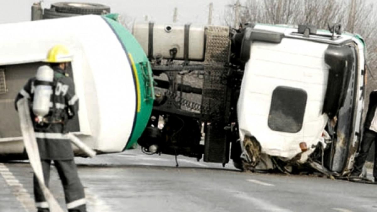 O cisternă cu motorină s-a răsturnat pe DN1, în Braşov. Există scurgeri de combustibil