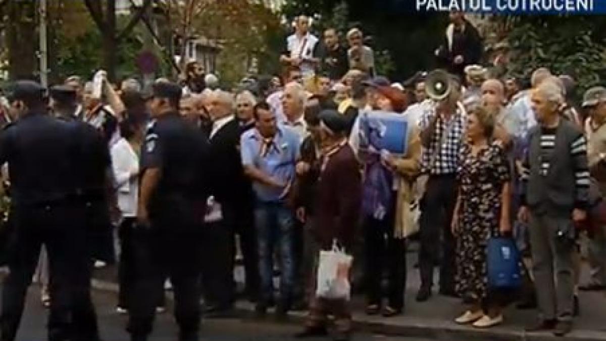 Protest cu îmbrânceli la Palatul Cotroceni. Vezi ce i-a supărat pe manifestanţi 