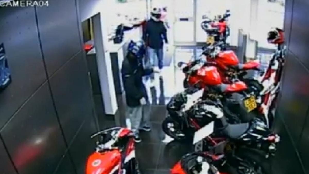 CULMEA TUPEULUI! Au intrat în magazin pregătiţi să fure motociclete, în plină zi. Cum s-a terminat totul