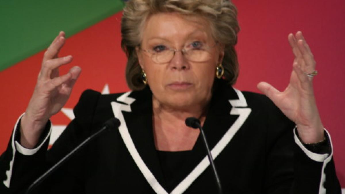 Îşi mai aduce Viviane Reding că justiţia este oarbă? Ce cadou a primit comisarul european de la tineretul PNL