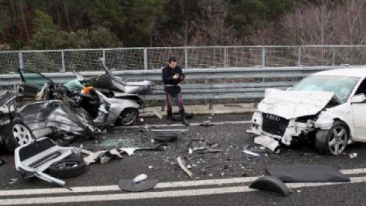 Patru persoane au murit în Italia. Se pare că microbuzul implicat în accident era plin cu români