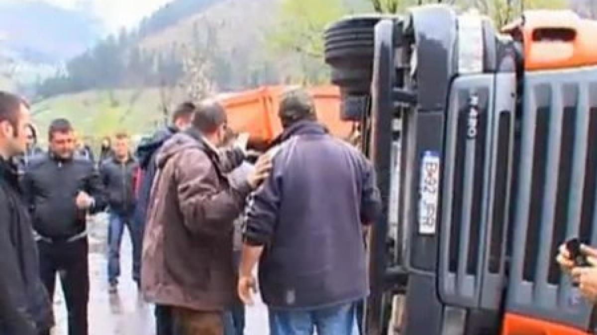 Trafic îngreunat pe DN 7, în Argeş, după ce un tir s-a răsturnat pe şosea