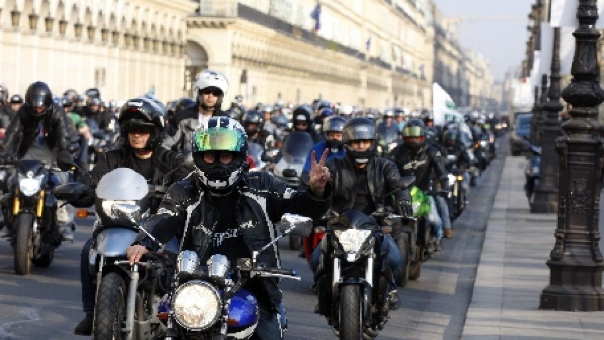 Bruxelles. Mii de motociclişti au protestat faţă de un proiect european referitor la un control tehnic