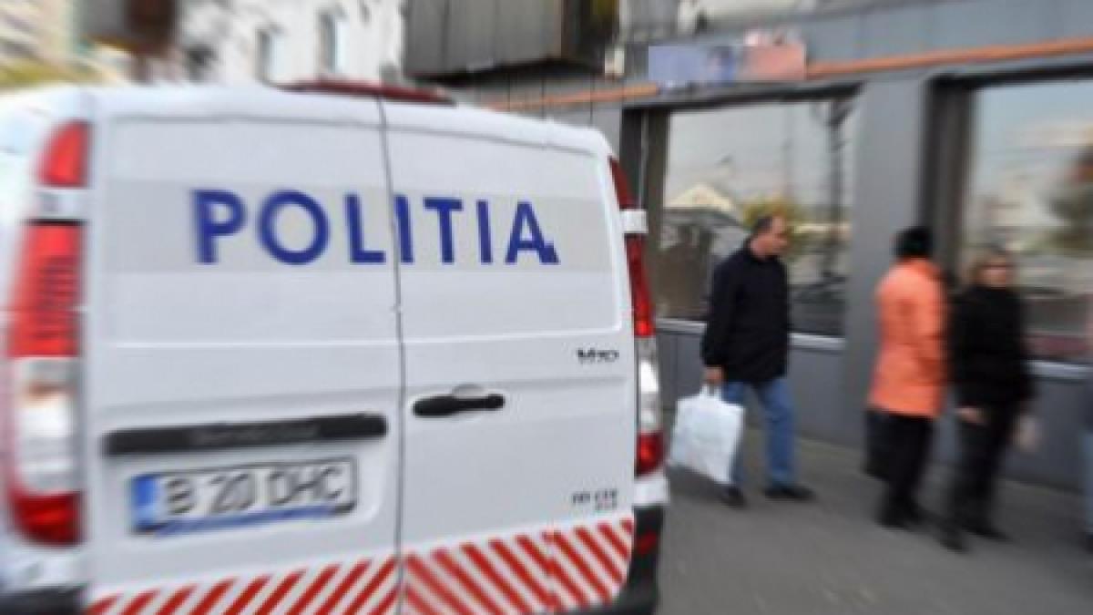 Cinci persoane au fost reţinute, după ce au bătut un poliţist