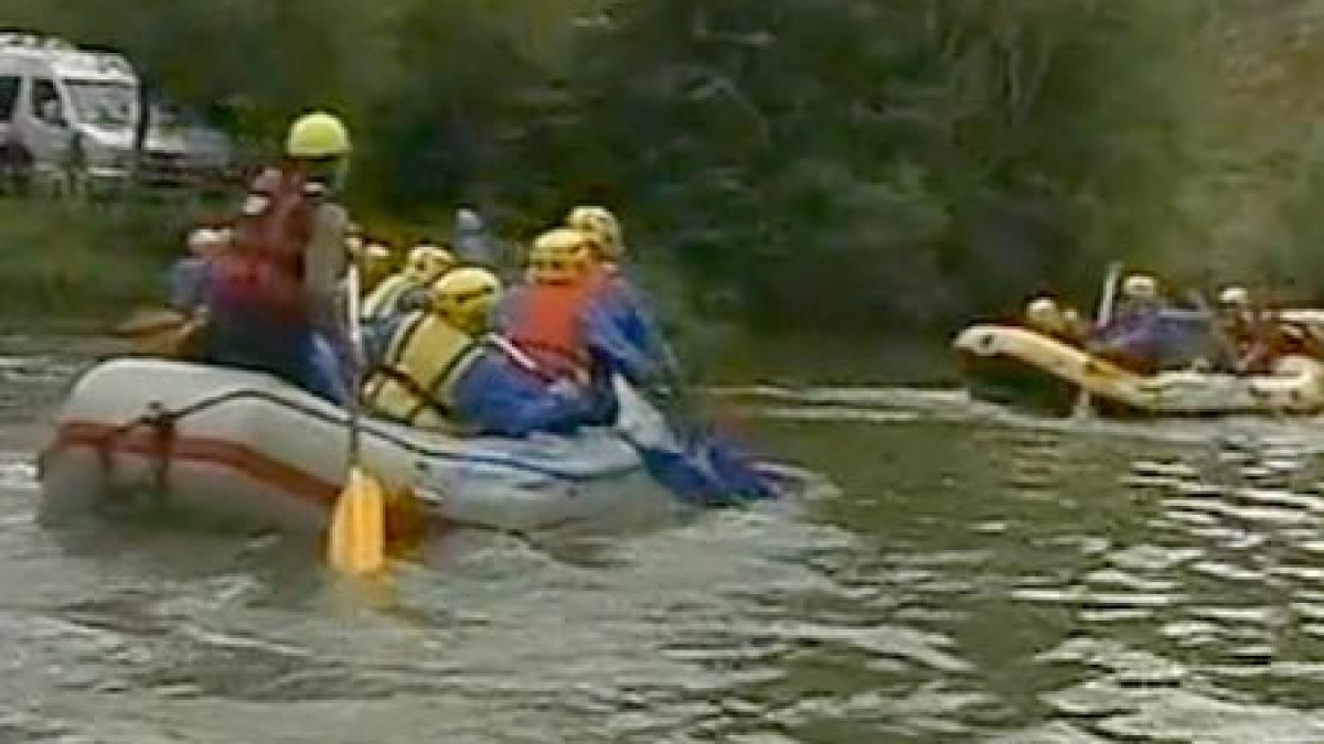 Dizabiliăţile locomotorii nu înseamnă o viaţă sedentară. Zeci de sportivi cu deficienţe au făcut rafting pe Crişul Repede