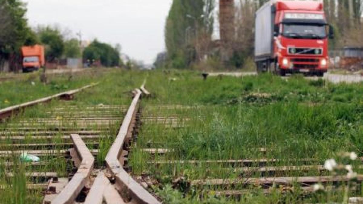 Un tir românesc a fost lovit de un tren , în Italia. O persoană a murit şi cel puţin 10 au fost rănite