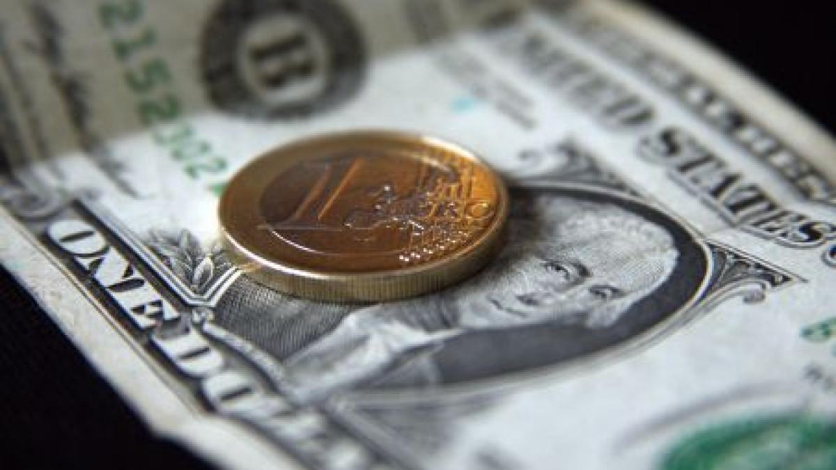 Leul a crescut faţă de euro, dar a scăzut comparativ cu dolarul. Vezi cursul BNR