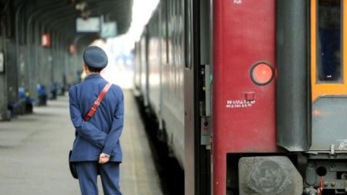 Navetiştii au fost daţi cu scandal jos din tren. Oamenii se plâng că nu au de unde să-şi ia bilete