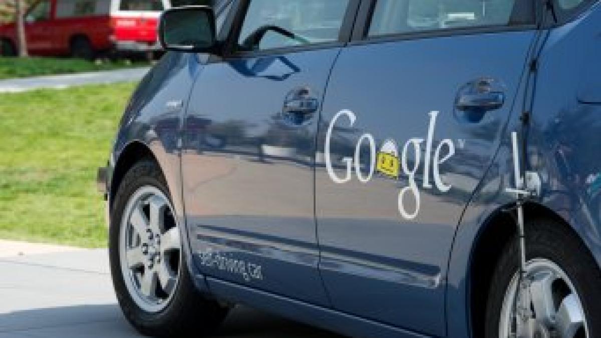 Google revoluţionează industria auto. Pe şoselele din California, maşinile se vor conduce singure