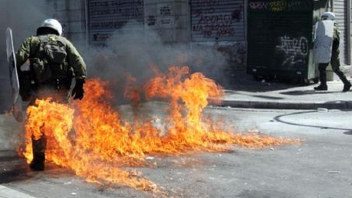 Peste 120 de manifestanţi au fost reţinuţi, în urma bătăilor de stradă de la Atena