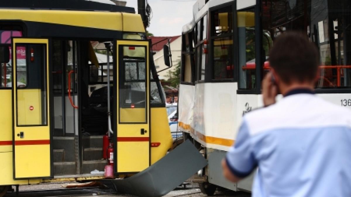 Trei răniţi, după ce două tramvaie s-au ciocnit la Arad. Un accident similar s-a petrecut dimineaţă, la Galaţi