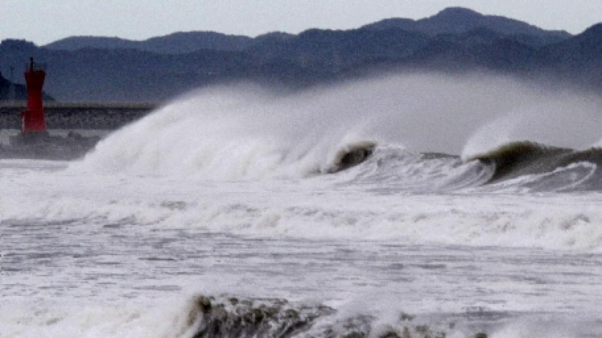 Japonia, ameninţată de un nou taifun. Autorităţile au lansat o alertă de inundaţii şi alunecări de teren