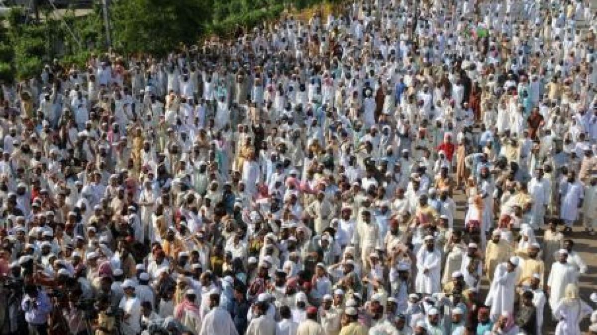 Peste 5.000 de pakistanezi au protestat faţă de filmul antiislam şi caricaturi cu Mahomed