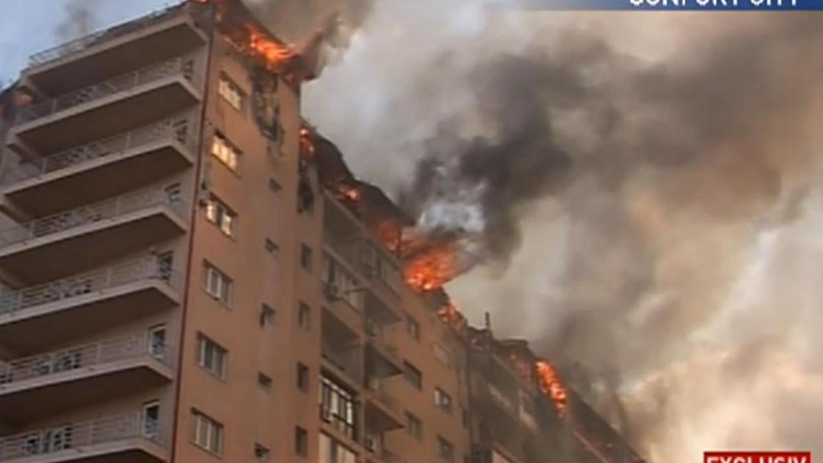 Incendiul izbucnit la mansarda unui bloc din Ilfov a afectat şi etajele inferioare: &quot;Privim cum ne arde casa!&quot;