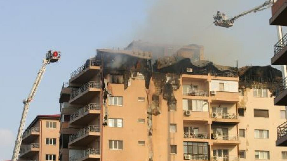 Locatarii blocului afectat de incendiu stau la coadă pentru a primi cazare la hotel 