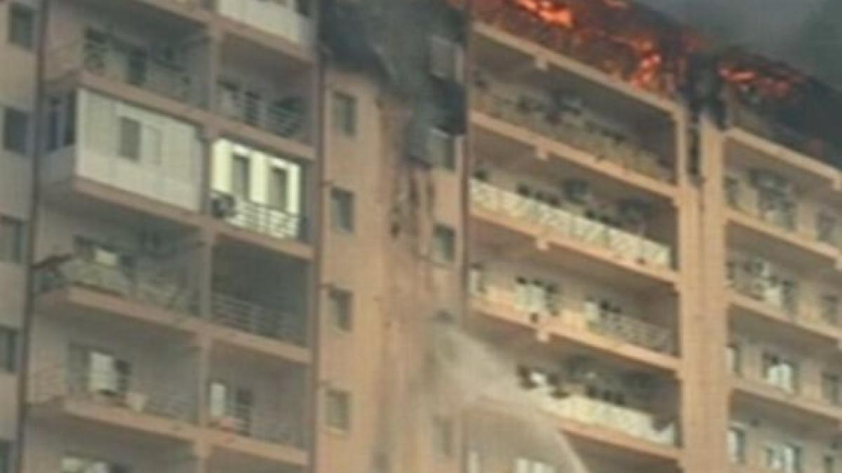 Bilanţul incendiului din Popeşti Leordeni: sute de persoane evacuate, 3 pompieri răniţi şi tone de apă aruncate pentru stingerea flăcărilor