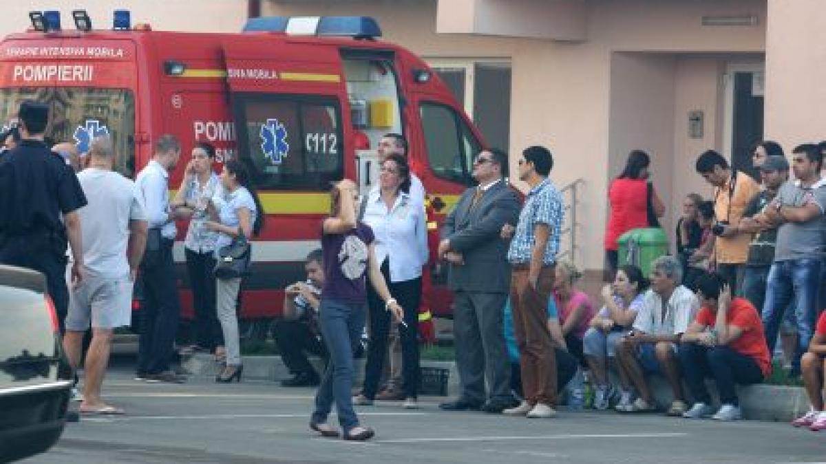 Locatarii blocului afectat de incendiul din Confort City îşi cer banii înapoi pe apartamente