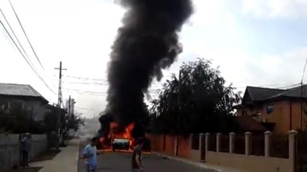 Un camion cu mobilă a luat foc în Popeşti-Leordeni